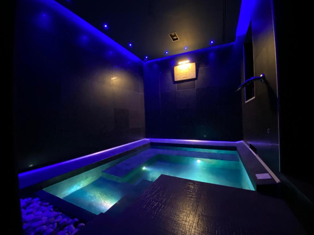 福贾Residenze Romano Ristorante & SPA albergo diffuso - WHITE的蓝色灯光的房间的游泳池