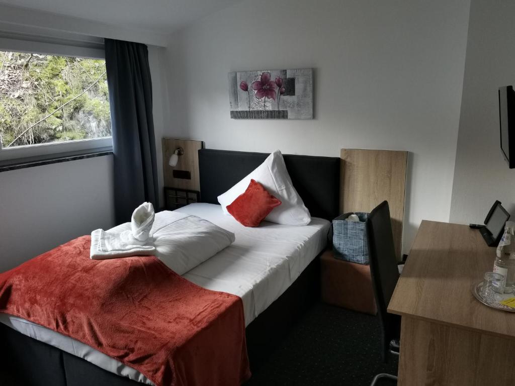 锡默拉特安姆西酒店的酒店客房设有床和窗户。