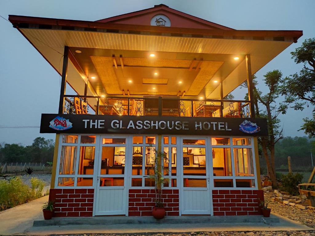 KawasotiThe Glasshouse Hotel的一间标有玻璃屋酒店读书标志的餐厅