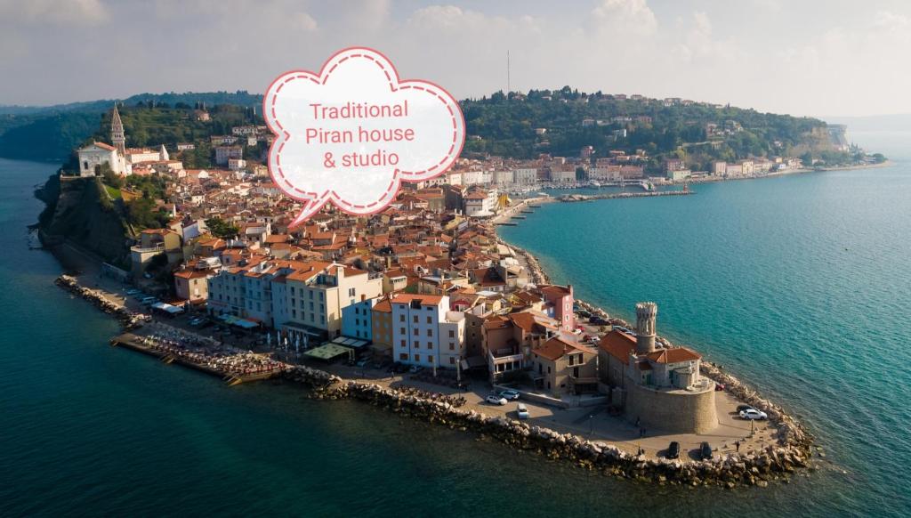 皮兰Traditional Piran house的水面上岛屿的空中景观