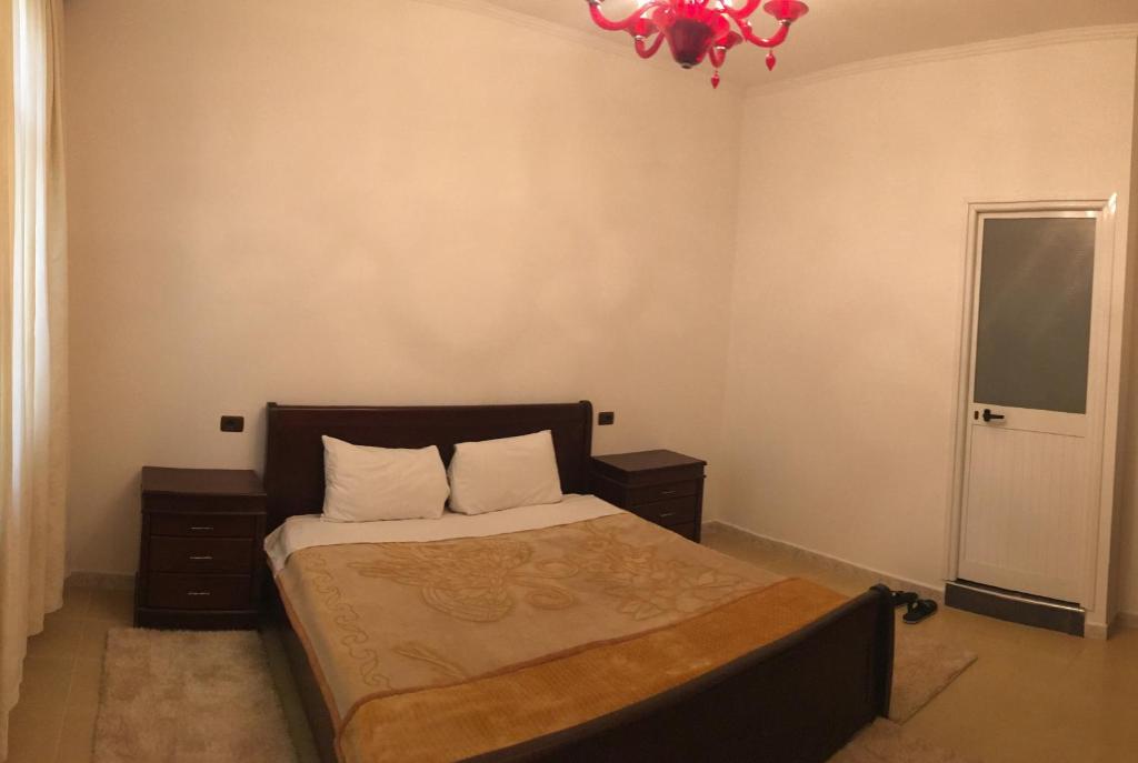 DomjeJulton Events Hotel的一间卧室配有一张床和一个吊灯