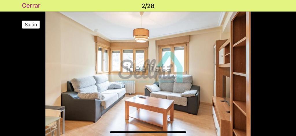 费莱乔萨Apartamento felechosa的客厅配有沙发、两把椅子和一张桌子