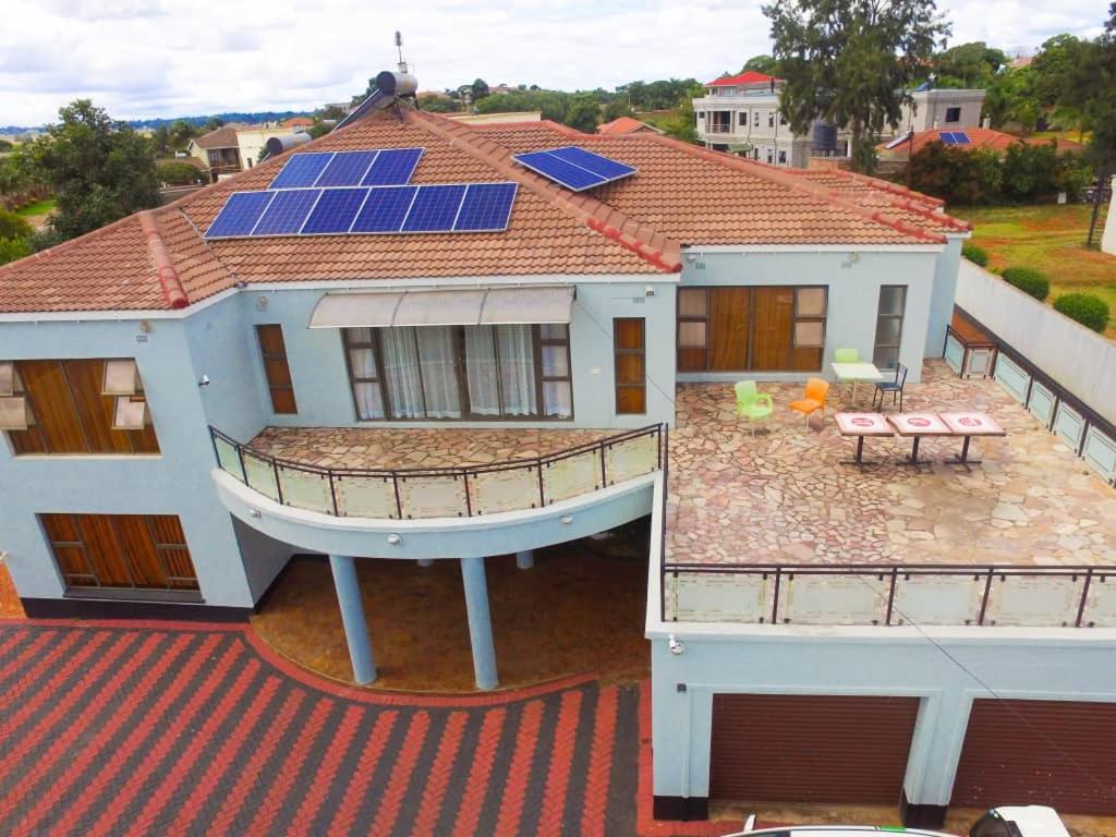 哈拉雷WhiteHouse Lodge的屋顶上太阳能电池板房子的空中景观