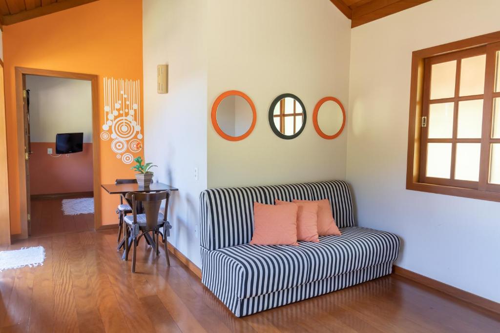 新文达移民镇Pousada Bela Aurora的客厅配有条纹沙发和桌子