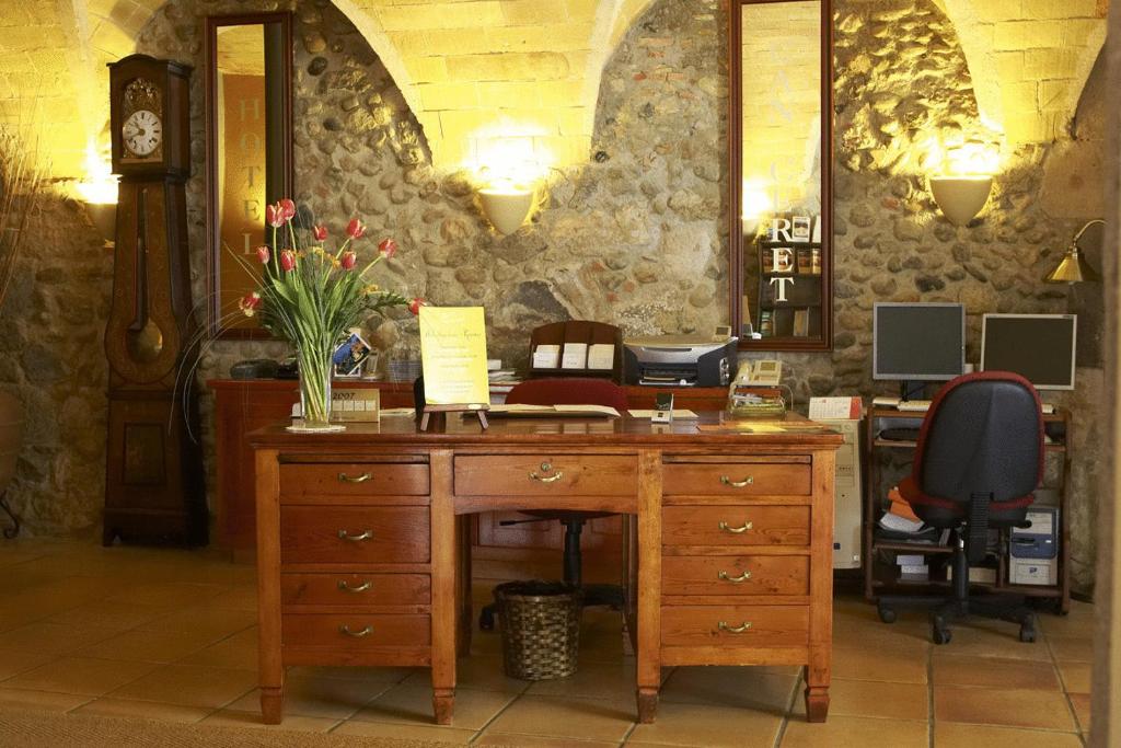 桑特佩尔佩斯卡多尔坎赛利特酒店的办公室,木桌上放着花瓶