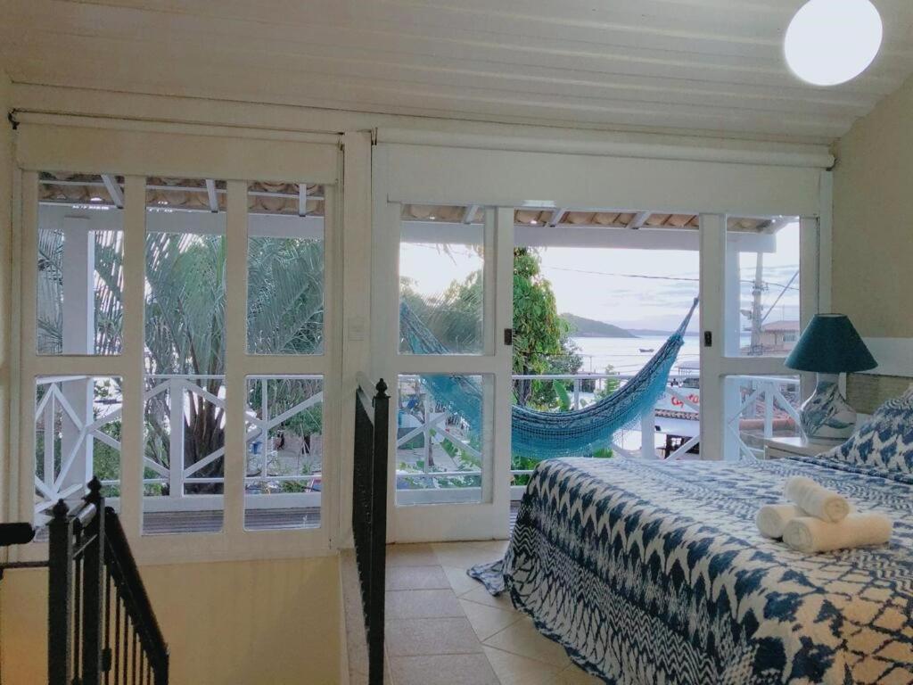 布希奥斯Porto Mar de Búzios的一间卧室配有一张床,享有海景