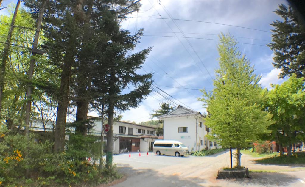 轻井泽憩山庄旅馆的停在房子前面的白色货车