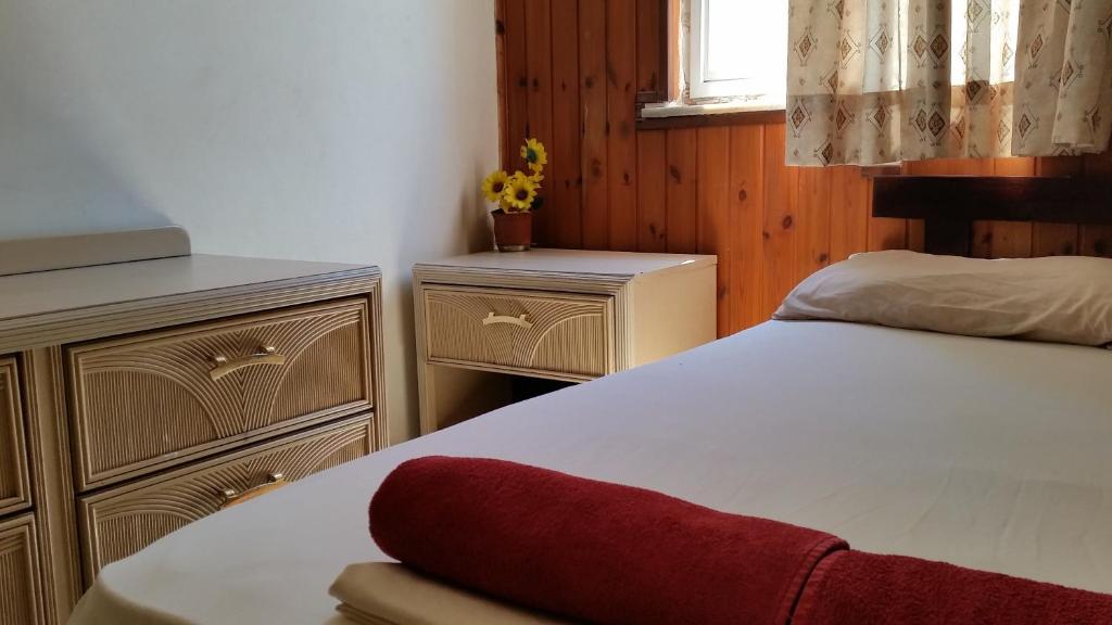 特拉维夫本耶胡达酒店的一间卧室配有一张床、一个梳妆台和一扇窗户。