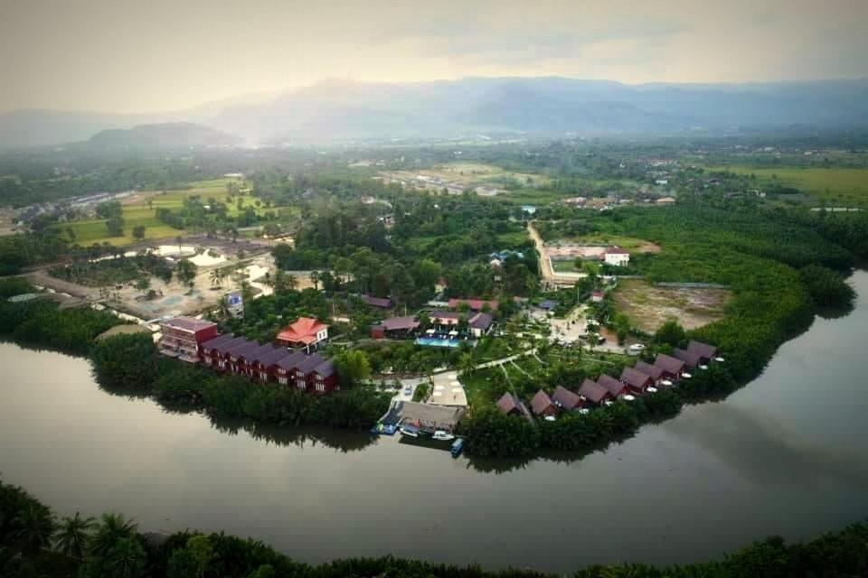贡布Lodge Moni Essara Kampot的水面上岛屿的空中景观
