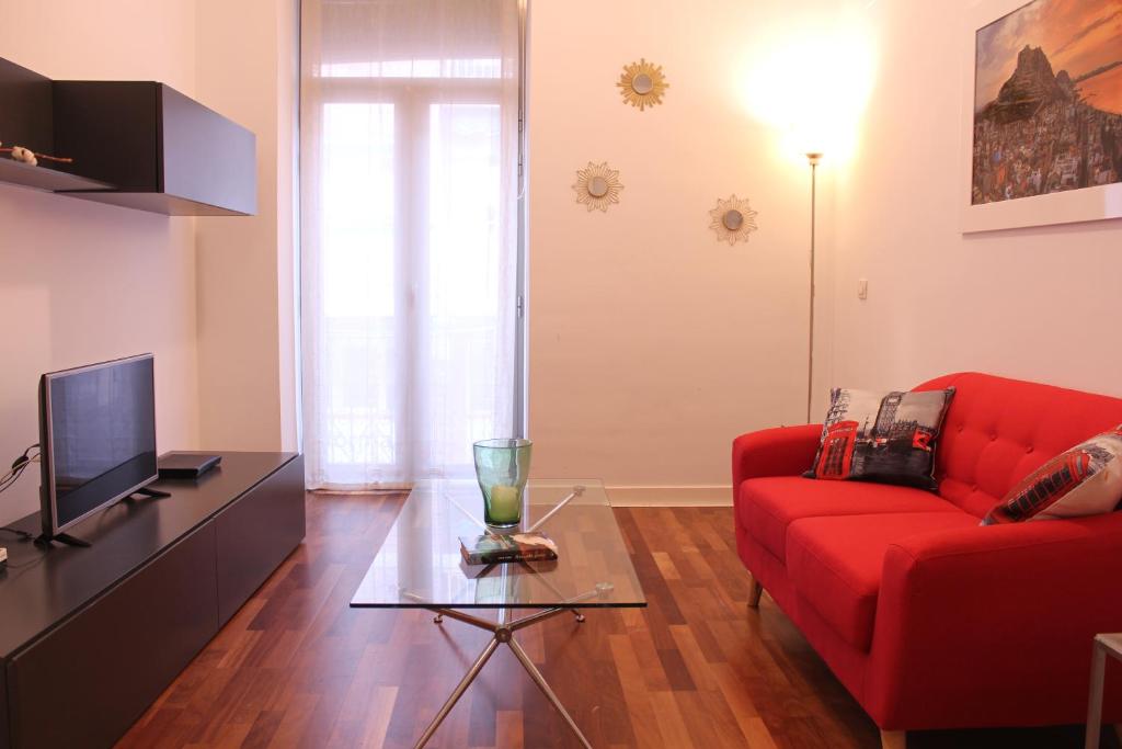 阿利坎特Modern Apartment - Alicante的客厅配有红色沙发和电视