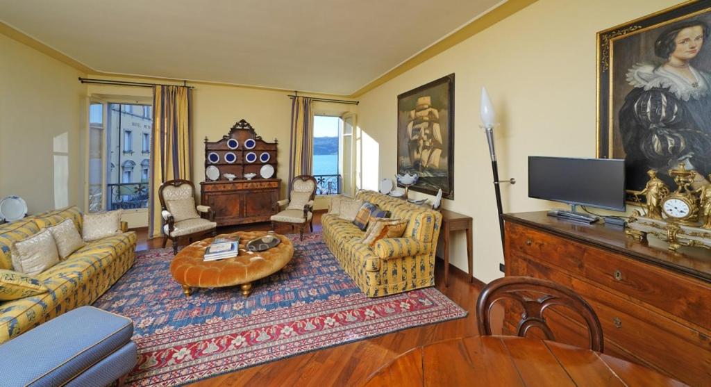 萨罗Boutique Apartment Oliva的带沙发、桌子和电视的客厅