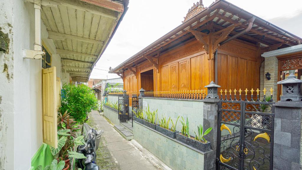 日惹Villa Joglo Kawung的一座带围栏阳台的建筑