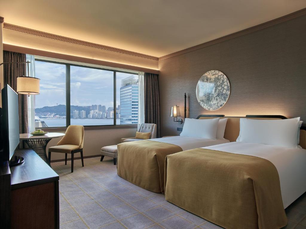 澳门澳门雅辰酒店的酒店客房设有两张床和大窗户。