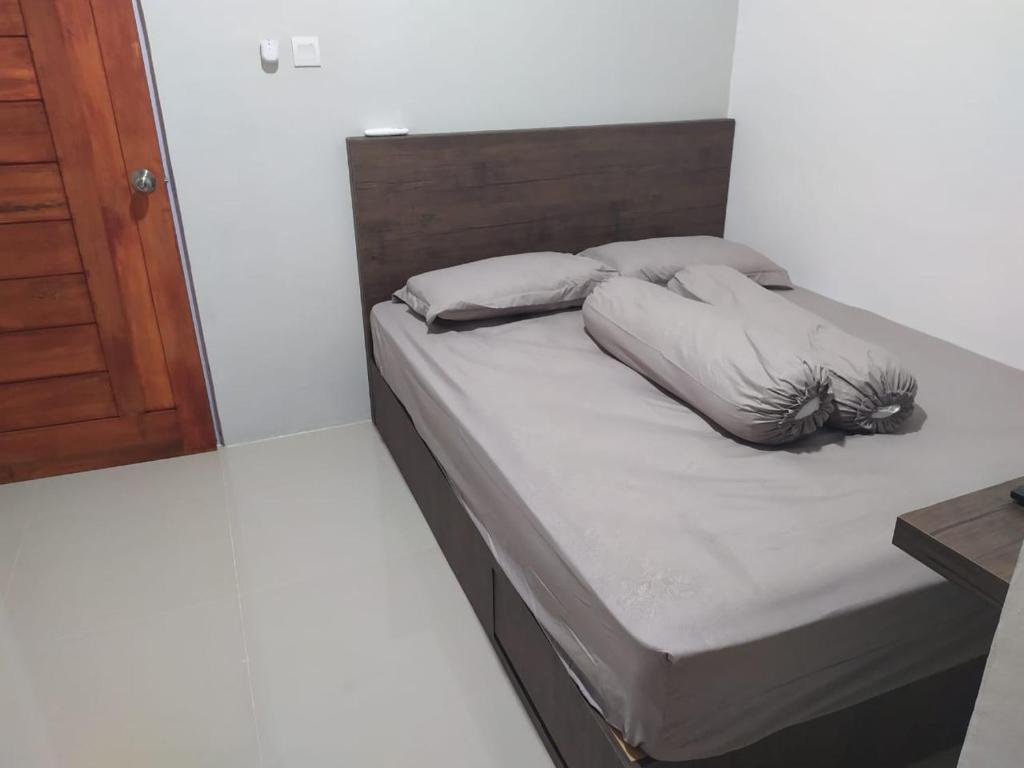 巴淡岛中心Rooms at Josapa Guest House的一张床上有两个枕头的房间