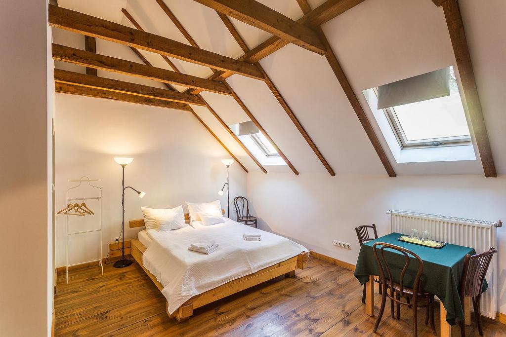 布达佩斯考勒维斯费加罗酒店的一间卧室配有一张床和一张桌子