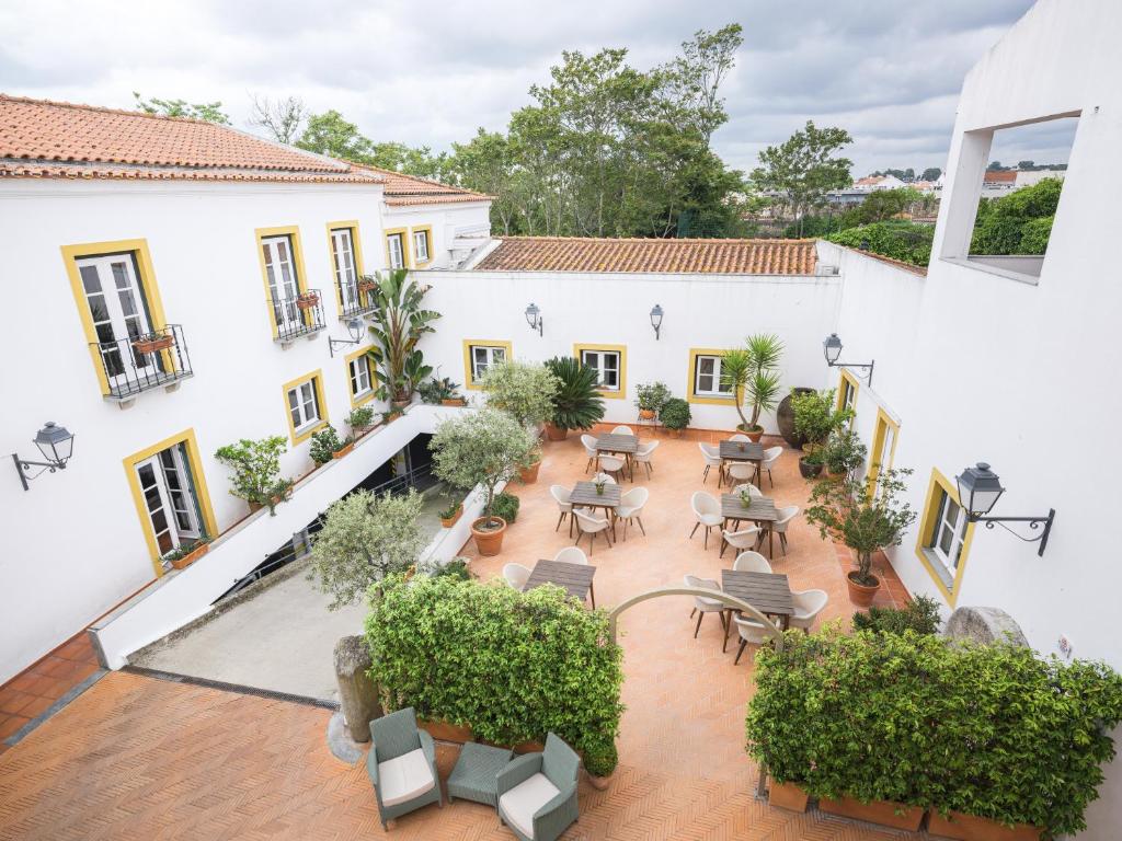 埃武拉ADC - Albergaria Do Calvário - by Unlock Hotels的享有带桌椅的庭院的顶部景致。