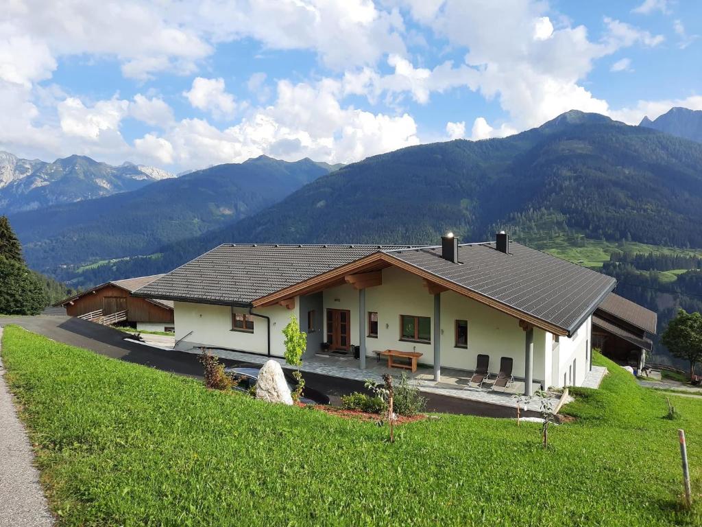 列兴Panoramablick Tscheltsch的山丘上以山为背景的房子