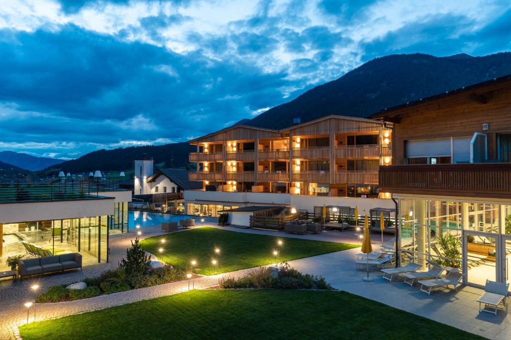 瓦莱迪卡谢斯Alpine Nature Hotel Stoll的享有酒店夜间草坪的景色