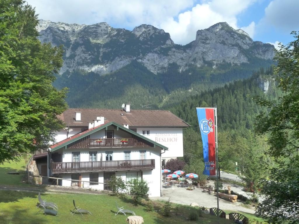 拉姆绍贝斯霍夫阿尔卑斯山酒店的一座大建筑,背景是群山