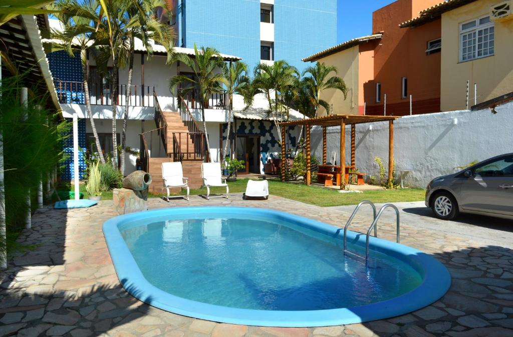 阿拉卡茹Villa Atalaia的一座房子的院子内的游泳池