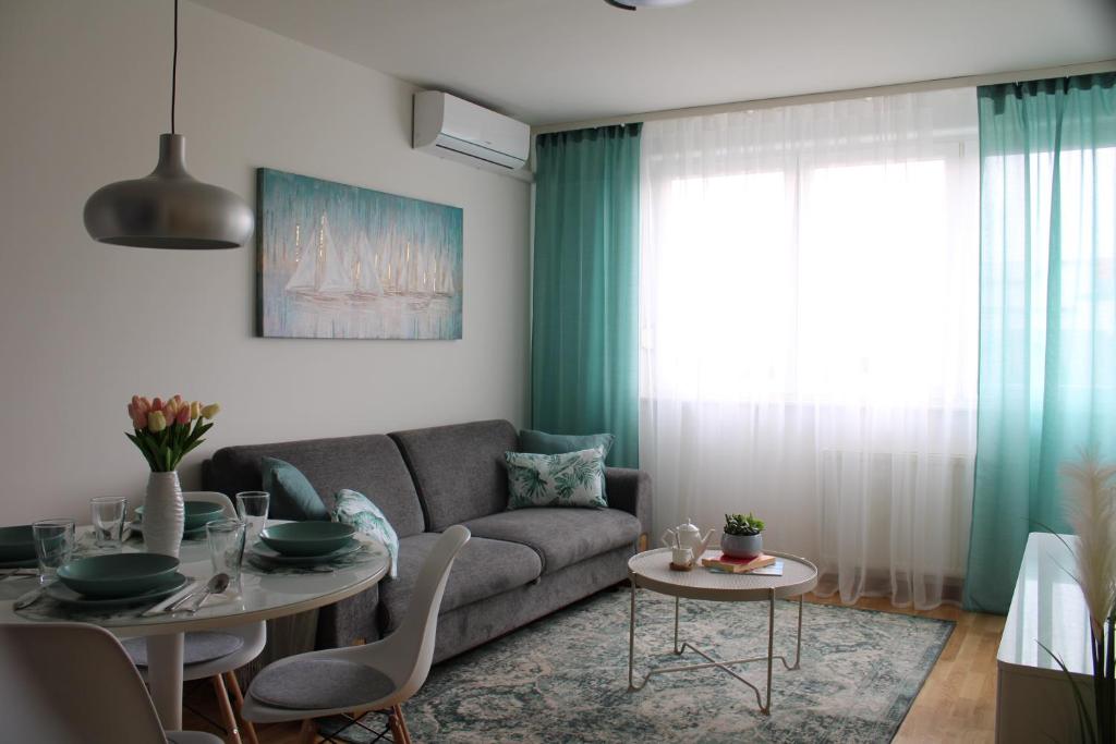 萨格勒布Arena Zagreb Premium Apartment的客厅配有沙发和桌子