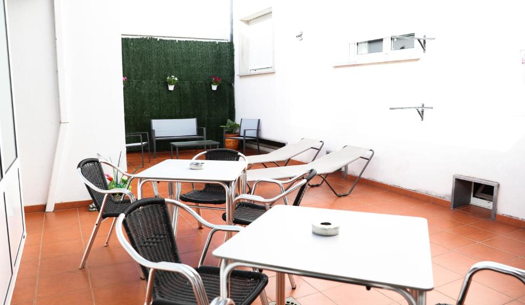 波尔托马林PENSIÓN EL CAMINANTE的配有桌椅和绿板的房间