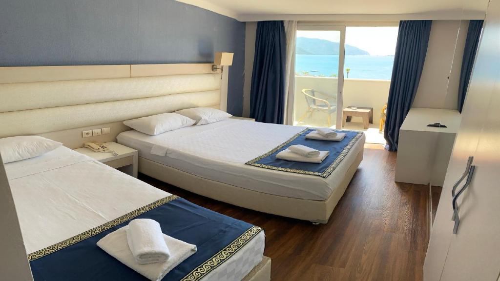 马尔马里斯GOLDKAYA HOTEL的酒店客房设有两张床和一个阳台。