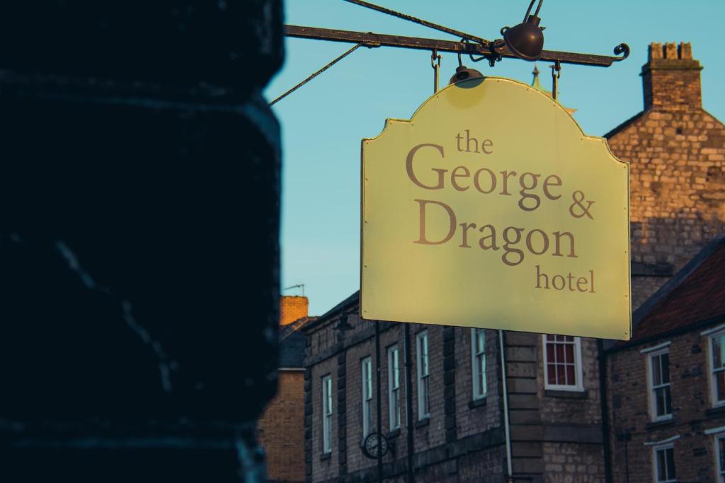 柯比穆尔赛德George & Dragon Hotel的乔治龙酒店标志