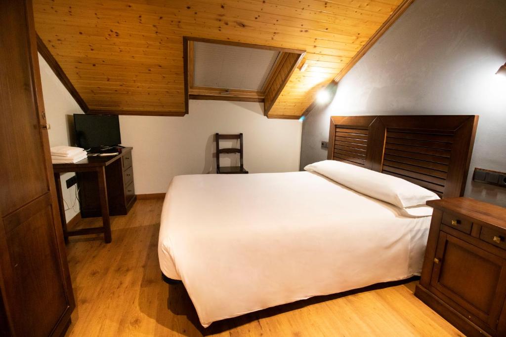 莱昂Alda Casco Antiguo的卧室配有一张白色大床和一张书桌