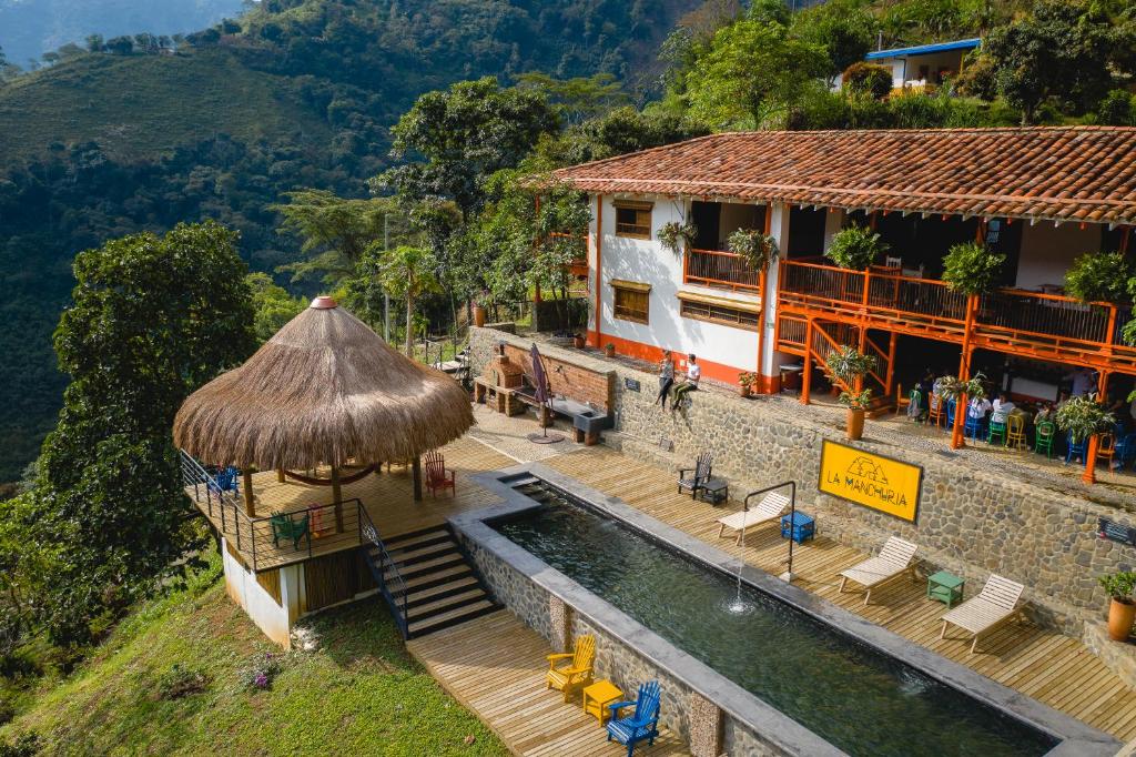 SalgarFinca La Manchuria的一座带游泳池和大楼的度假村