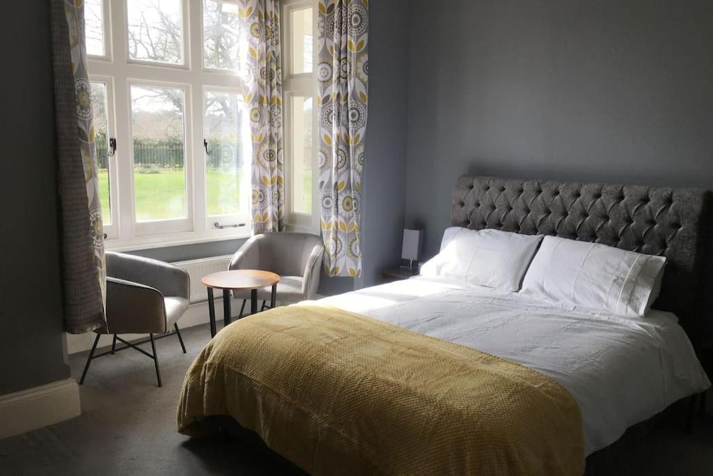 北沃尔舍姆Stylish 2 Bed Apart In The Heart of North Norfolk的一间卧室设有一张大床和一个窗户。
