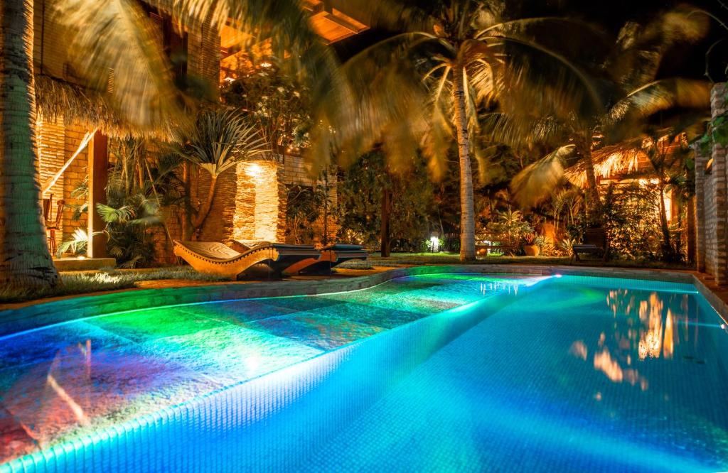 杰里科科拉卡萨富菲酒店的一座拥有蓝色和绿色灯光的大型游泳池