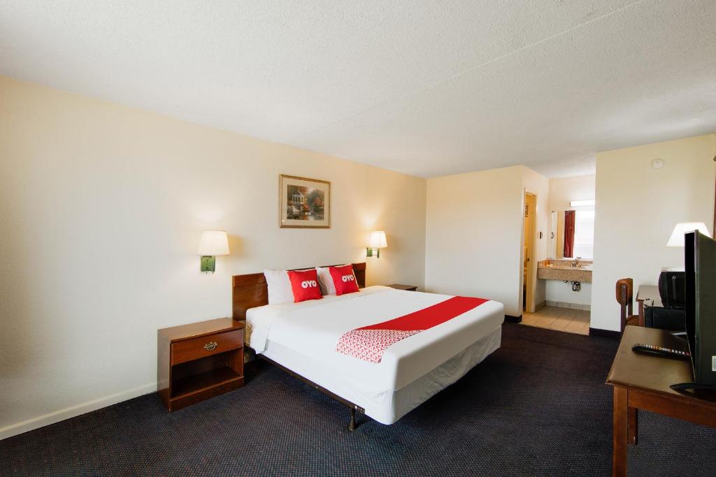 多斯韦尔OYO Hotel Doswell Kings Dominion的酒店客房设有一张大床和一张书桌。