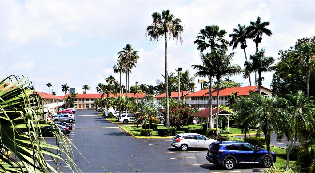 佛罗里达市佛罗里达市大沼泽地宅院航道旅馆的酒店门前设有停车场,可停放汽车