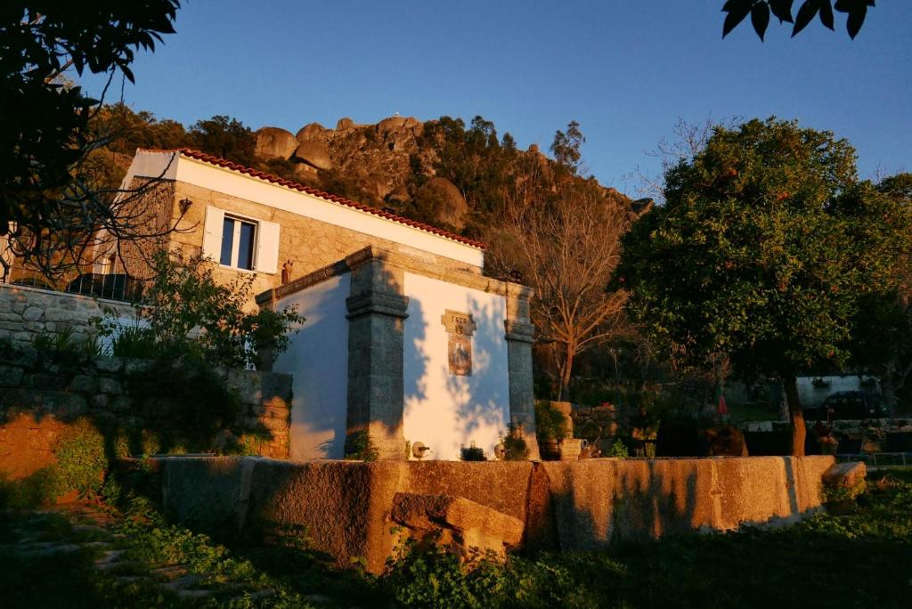 蒙桑图Quinta de São Pedro de Vir-a-Corça em Monsanto的山底房子