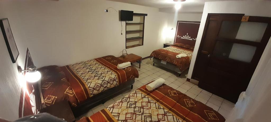 克萨尔特南戈Hotel Casolia的酒店客房,设有两张床和镜子