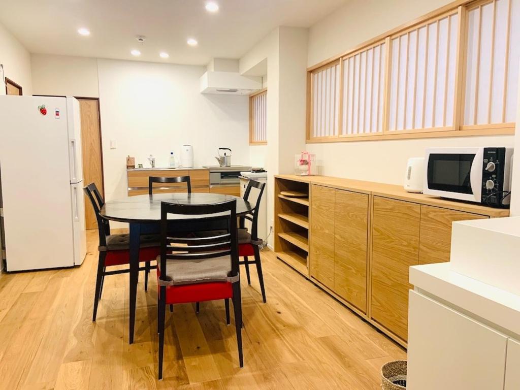 横滨Yokohama HY Housmd - Vacation STAY 03600v的厨房配有桌椅和冰箱。