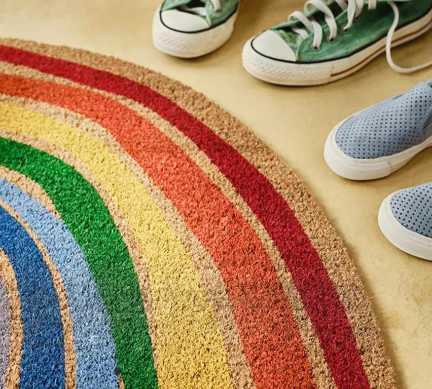 马德里Habitación Familiar的一组鞋坐在五颜六色的地毯上