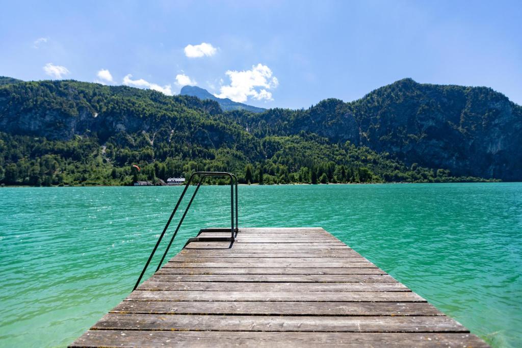 OrtSeegut Kübler的山 ⁇ 湖上的木船坞