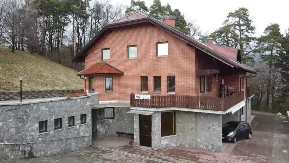 斯洛文尼亚比斯特里察Kegljišče VISOLE Apartmaji in Sobe的一座带石墙的大型砖屋