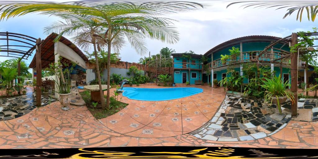 马瑙斯Arapiri Guest House的一座带游泳池和大楼的度假村