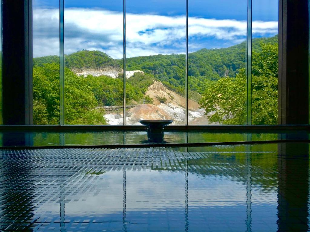 登别第一滝本馆的客房设有山景大窗户。