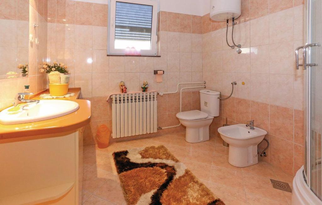 TugareVilla Ema的浴室配有盥洗盆、卫生间和盥洗盆。