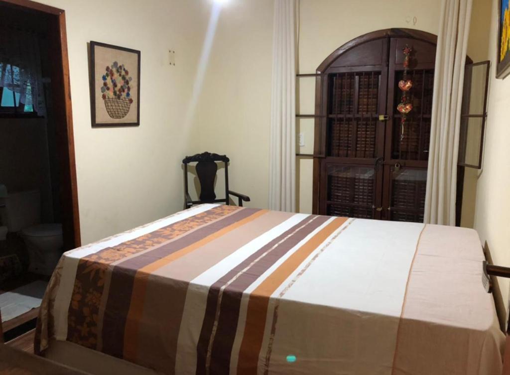 帕蒂杜阿尔费里斯Casa de campo com piscina em Paty do alferes的一间卧室,卧室内配有一张大床