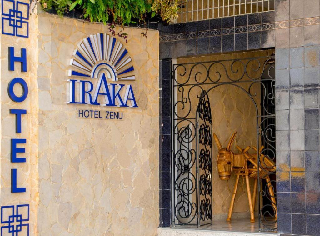 辛塞莱霍Hotel Iraka Zenu的建筑一侧的酒店标志