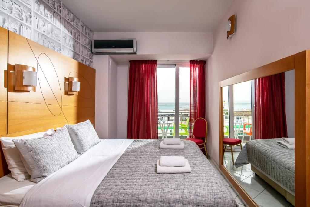 海若克利欧City Life Hotel的一间卧室设有一张大床和一个窗户。