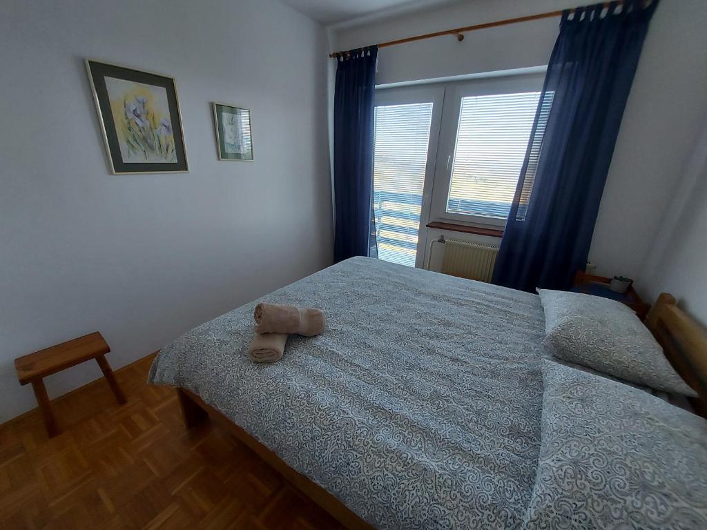 MiljanaMasnec Tourist Farm的一间卧室,床上有泰迪熊