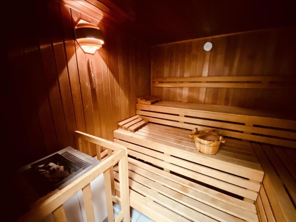 瓦尔内明德Landhaus Immenbarg, Wellness的木房中设有2个长椅的桑拿浴室