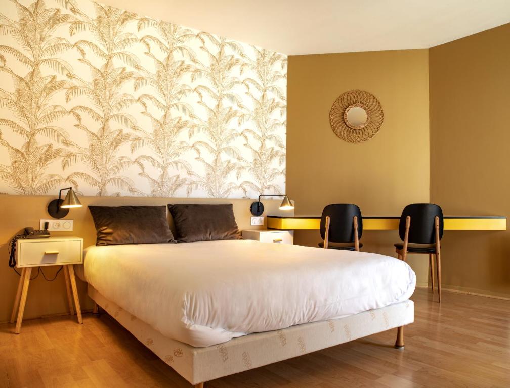 弗洛拉克Grand Hôtel du Parc的卧室配有一张白色大床和两把椅子