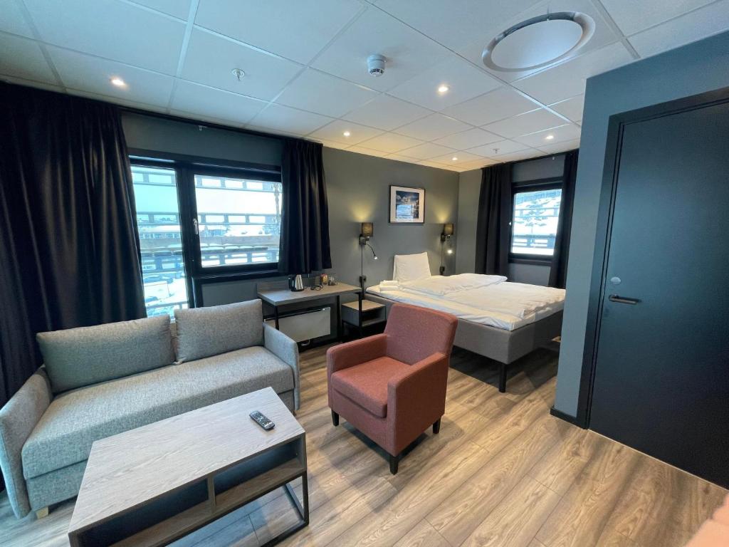哈默菲斯特Arctic Sea Hotel的酒店客房设有一张沙发和一张床